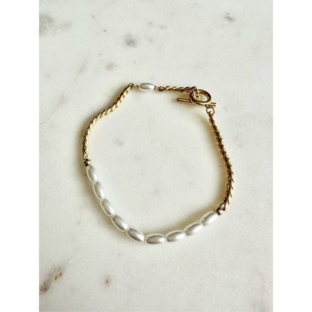 Faux pearl and gold color toggle bracelet 
